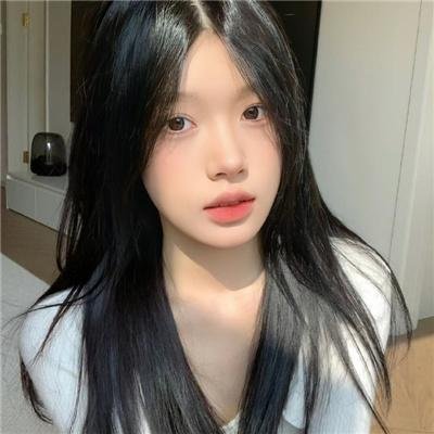 坐在酒吧里吃蛋糕